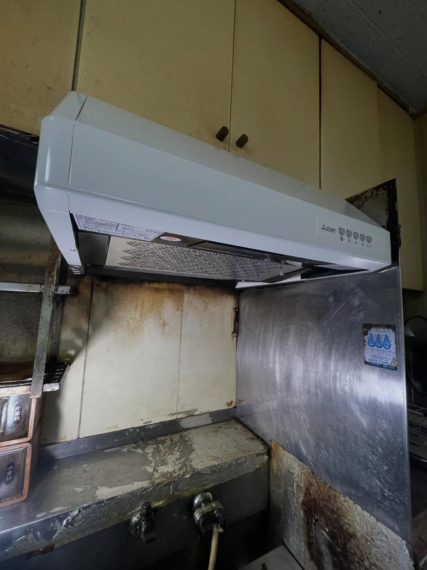 本日は大阪府茨木市にてレンジフードの取替作業を行いました🔧。