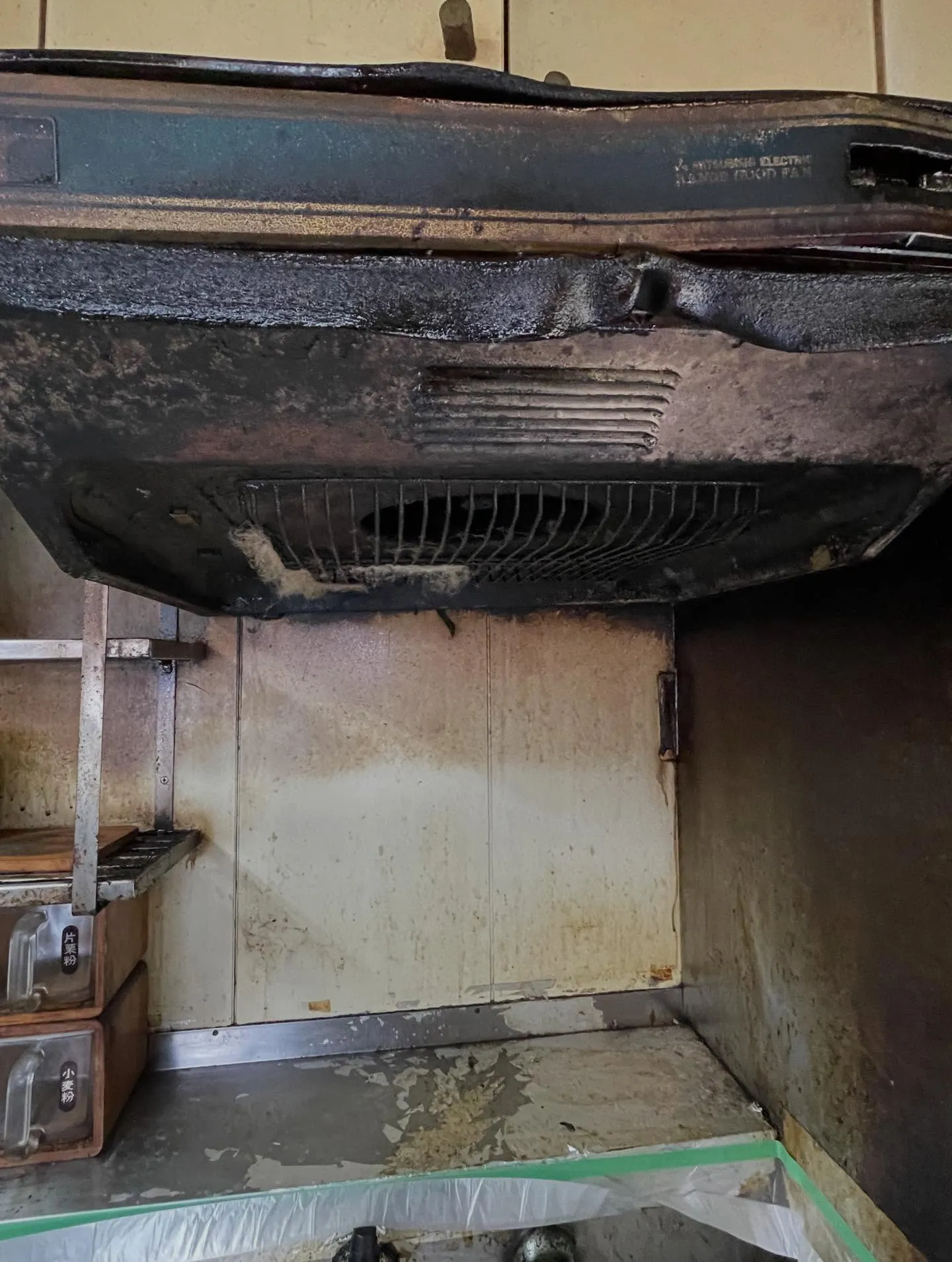 本日は大阪府茨木市にてレンジフードの取替作業を行いました🔧。