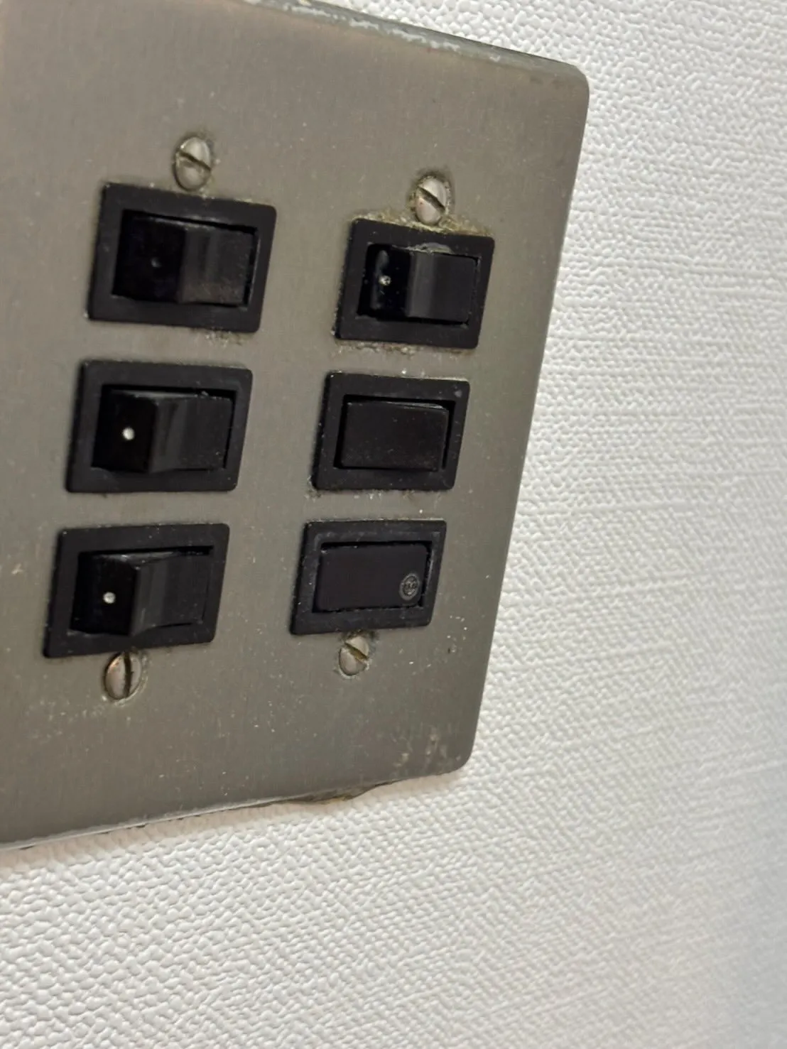 大阪府茨木市でスイッチの取替作業を行いました🔧✨。